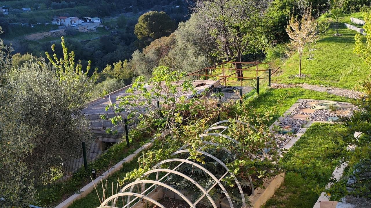Vue panoramique sur Nice depuis le jardin clôturé d'Arnaud, lumière du soir